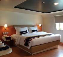 Doulos Phos The Ship Hotel