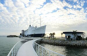 Doulos Phos The Ship Hotel