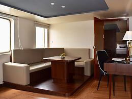 Doulos Phos The Ship Hotel