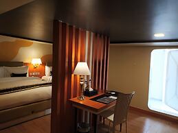 Doulos Phos The Ship Hotel