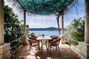 Sea Pearl Apartments by DuHomes