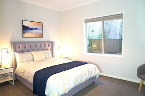 Waterfront Villa in Sanctuary Lakes