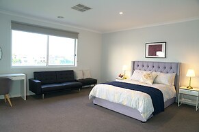 Waterfront Villa in Sanctuary Lakes