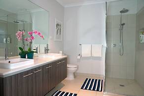 Waterfront Villa in Sanctuary Lakes