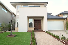 Waterfront Villa in Sanctuary Lakes