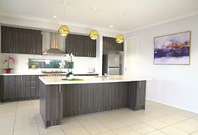 Waterfront Villa in Sanctuary Lakes