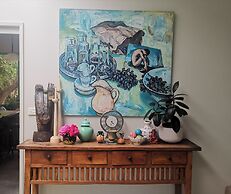 Stylish Comfortable Central Artists Home