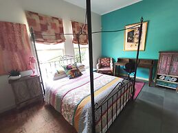 Stylish Comfortable Central Artists Home