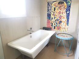 Stylish Comfortable Central Artists Home