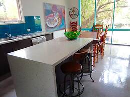 Stylish Comfortable Central Artists Home