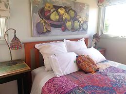 Stylish Comfortable Central Artists Home