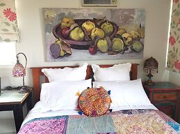 Stylish Comfortable Central Artists Home