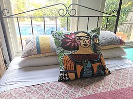 Stylish Comfortable Central Artists Home