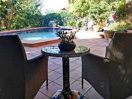 Stylish Comfortable Central Artists Home