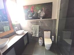 Stylish Comfortable Central Artists Home