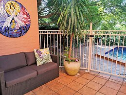 Stylish Comfortable Central Artists Home