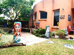 Stylish Comfortable Central Artists Home