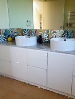 Stylish Comfortable Central Artists Home