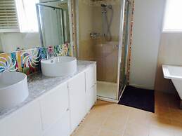 Stylish Comfortable Central Artists Home