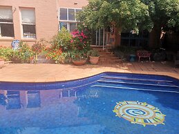 Stylish Comfortable Central Artists Home