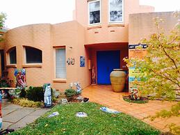 Stylish Comfortable Central Artists Home