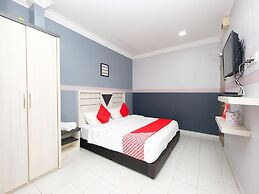 OYO 89587 IM Hotel