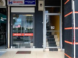 OYO 89587 IM Hotel