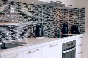 Modern 3BR Villa with Private Pool & BBQ