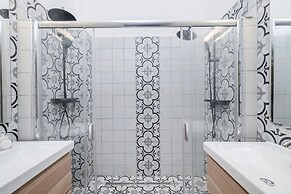 Modern APT in Center by Michal&Friends