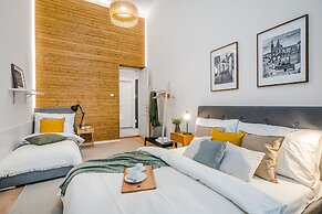 Modern APT in Center by Michal&Friends