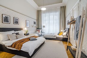 Modern APT in Center by Michal&Friends