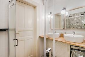 Modern APT in Center by Michal&Friends