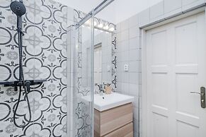 Modern APT in Center by Michal&Friends