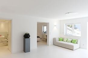 the white design apartment