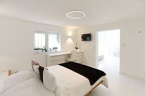 the white design apartment