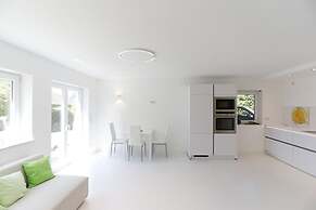 the white design apartment
