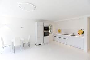 the white design apartment