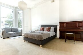 Spacious 1BR Period Apartment Hampstead