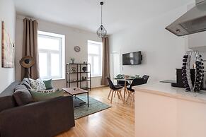 Cozy new stylish 15 min to the center