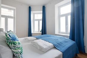 Cozy new stylish 15 min to the center