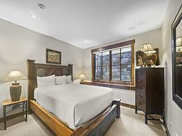Amazing Pet-Friendly Executive Home, Ski-In Walk-Out - LR884 by Redawn