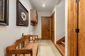 Amazing Pet-Friendly Executive Home, Ski-In Walk-Out - LR884 by Redawn