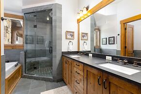 Amazing Pet-Friendly Executive Home, Ski-In Walk-Out - LR884 by Redawn