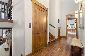 Amazing Pet-Friendly Executive Home, Ski-In Walk-Out - LR884 by Redawn