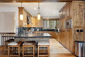 Amazing Pet-Friendly Executive Home, Ski-In Walk-Out - LR884 by Redawn