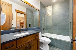 Amazing Pet-Friendly Executive Home, Ski-In Walk-Out - LR884 by Redawn