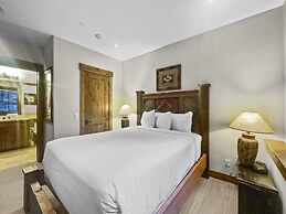 Amazing Pet-Friendly Executive Home, Ski-In Walk-Out - LR884 by Redawn