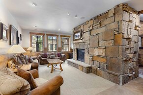 Amazing Pet-Friendly Executive Home, Ski-In Walk-Out - LR884 by Redawn