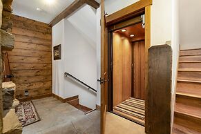 Amazing Pet-Friendly Executive Home, Ski-In Walk-Out - LR884 by Redawn