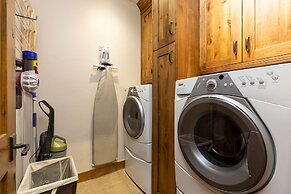 Amazing Pet-Friendly Executive Home, Ski-In Walk-Out - LR884 by Redawn